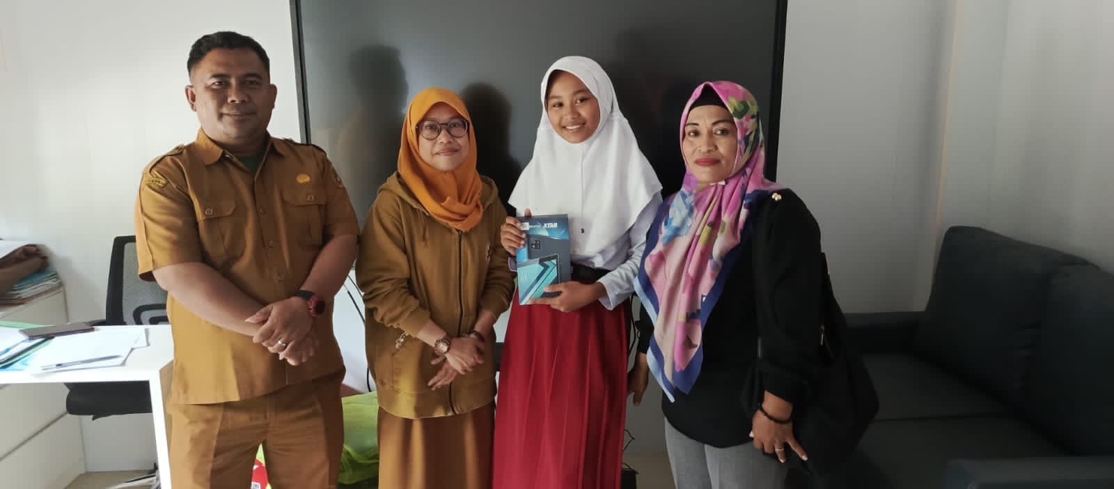 Pemerintah Sidrap Beri Penghargaan Tablet Android untuk 30 Siswa Berprestasi