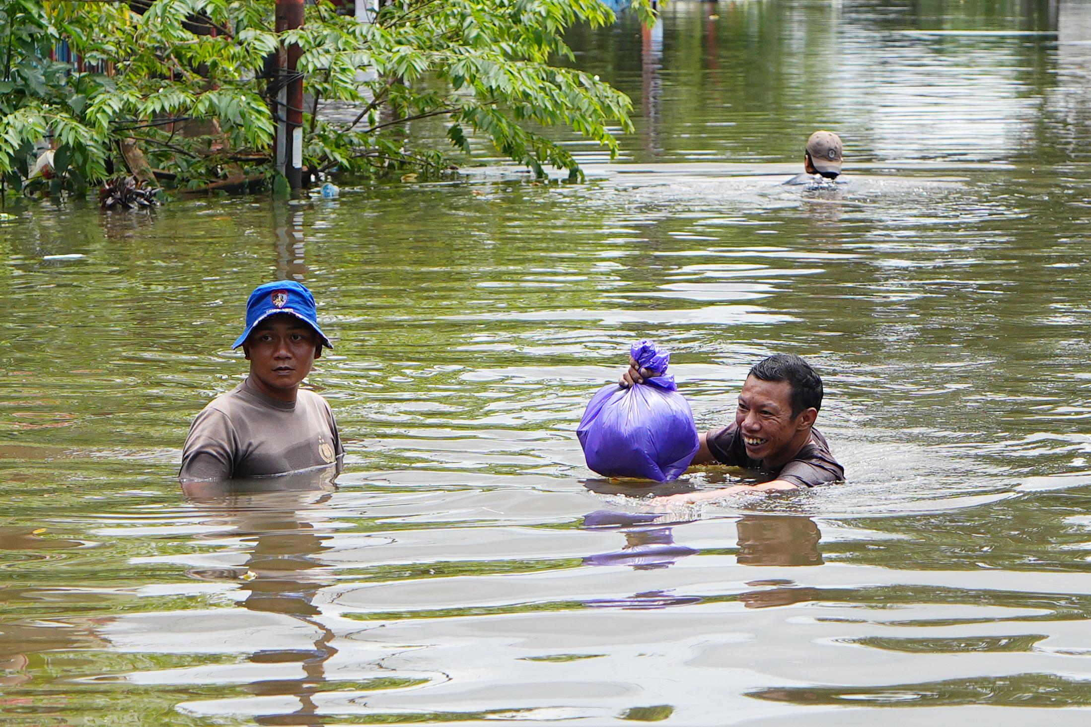 Banjir Maros dan Makassar, Ribuan Warga Terisolasi, Akses Lumpuh