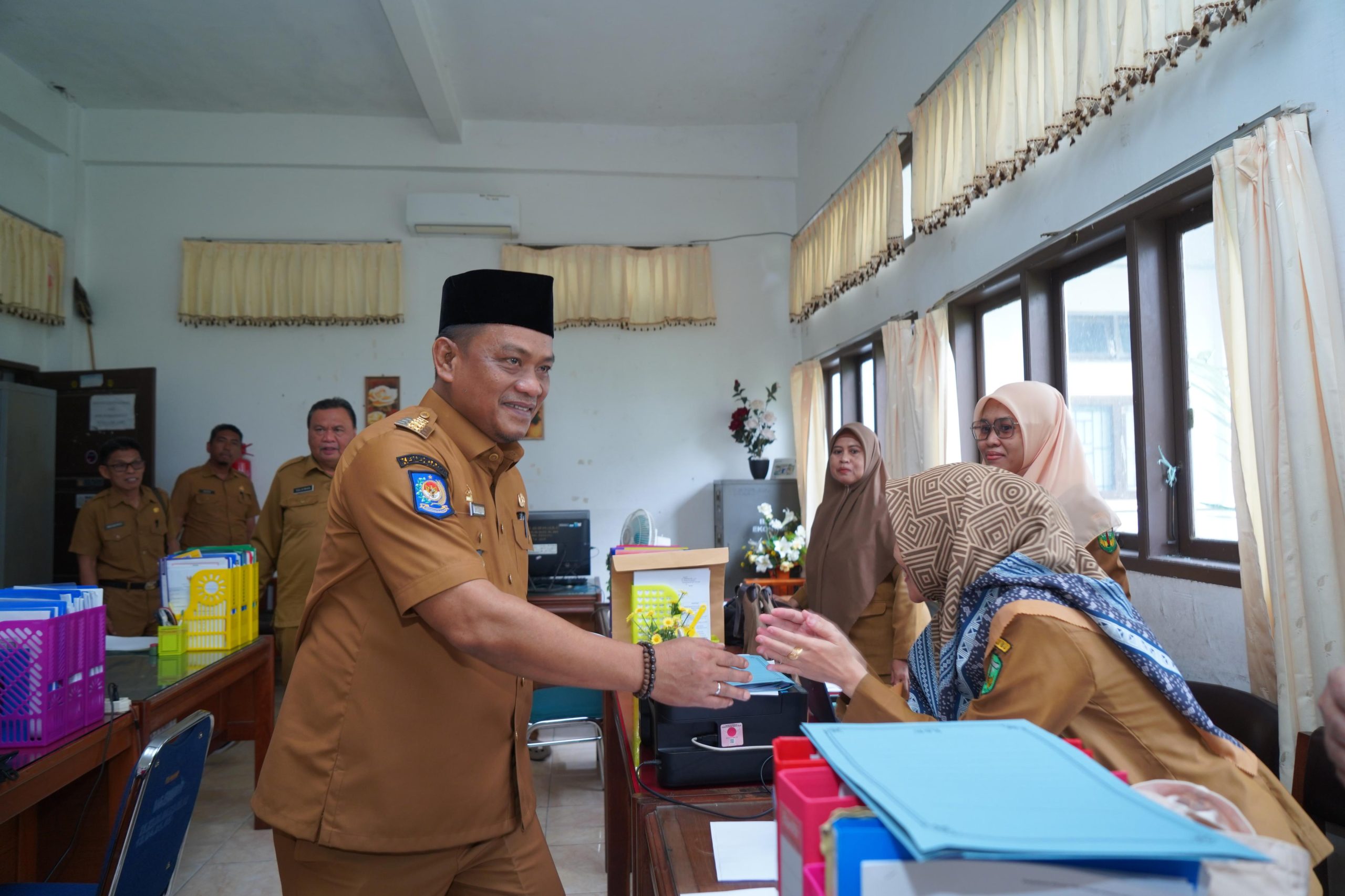 Bupati Luwu Sidak Kantor OPD, Tekankan Kebersihan dan Pelayanan Publik