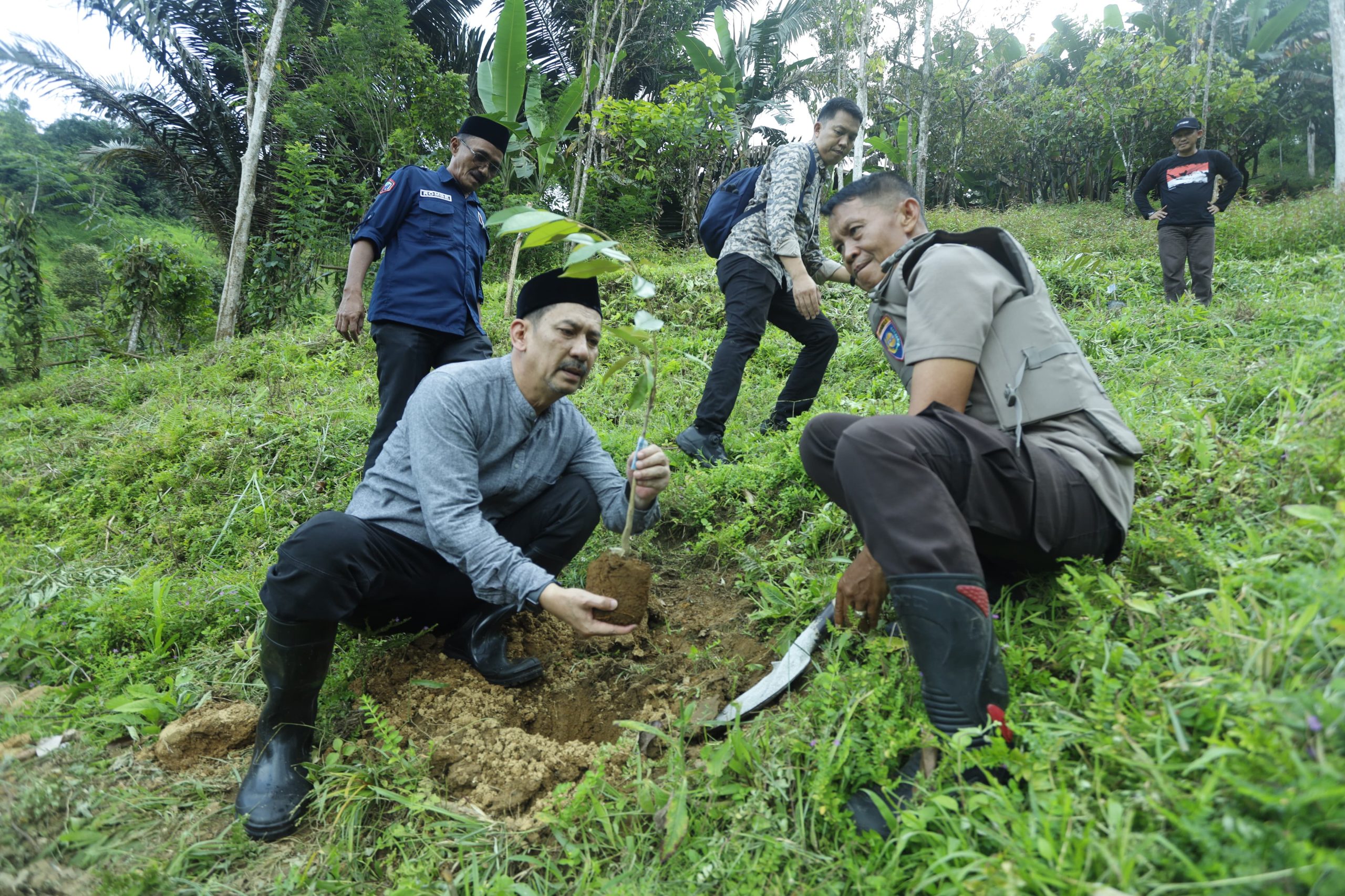 Pj Wali Kota Palopo Kunjungi Kampung Tandung, Silaturahmi dan Tanam Bibit Durian