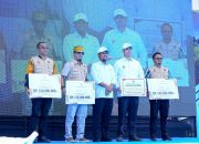 Gubernur Andi Sudirman Serahkan Rp15 Miliar untuk Pangkep