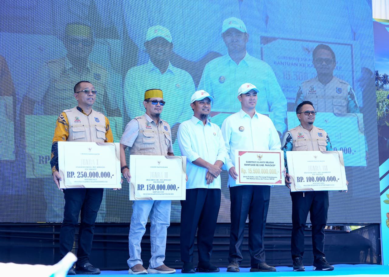 Gubernur Andi Sudirman Serahkan Rp15 Miliar untuk Pangkep