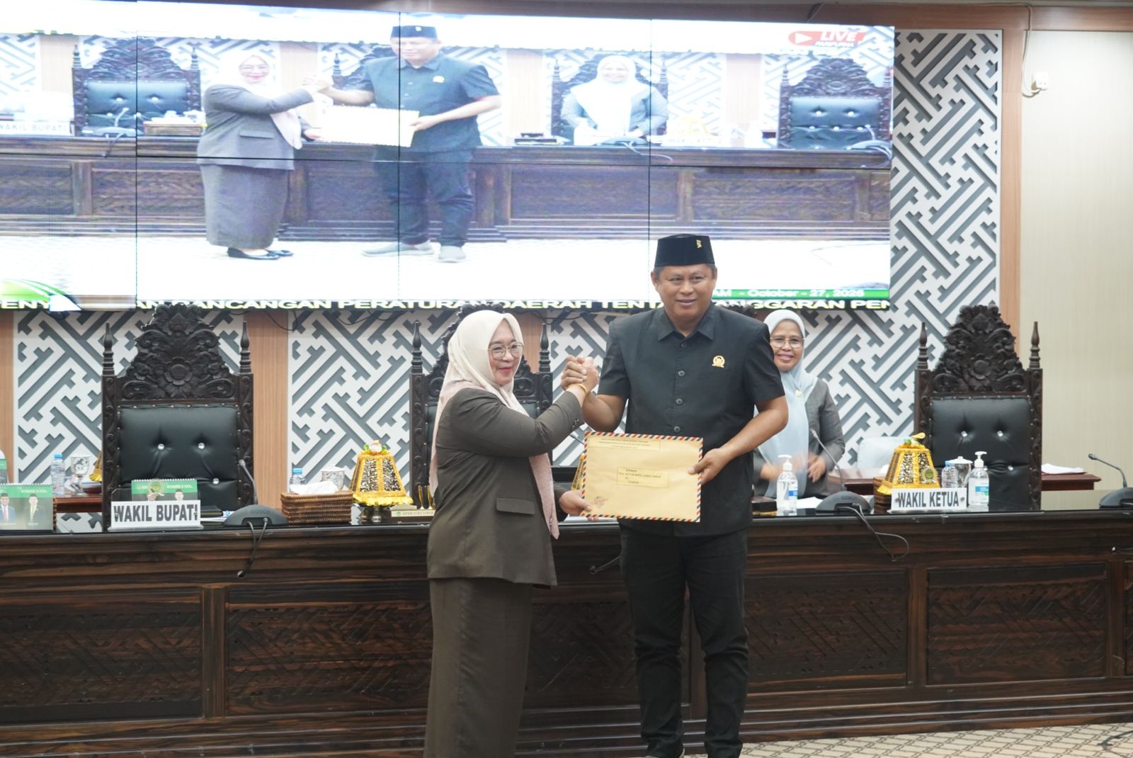 Pemkab Luwu Timur Serahkan Ranperda APBD 2026 ke DPRD