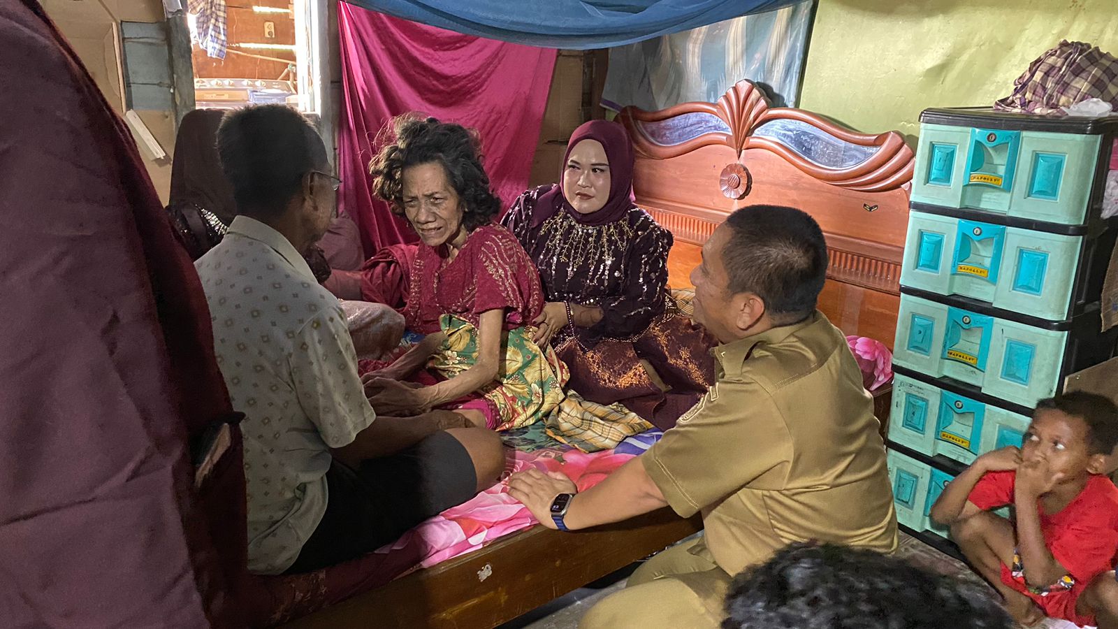 Bupati Luwu Timur Kunjungi Warga Lansia Penderita Stroke di Desa Tampinna