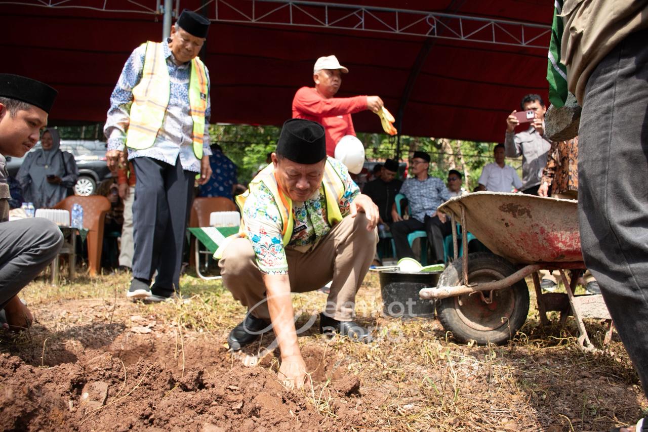 Staf Ahli Wali Kota Palopo Letakkan Batu Pertama Masjid Muhammadiyah di Sendana