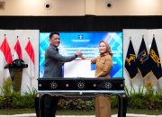 Naili Trisal Terima Penghargaan atas Dukungan Pos Bantuan Hukum Kelurahan