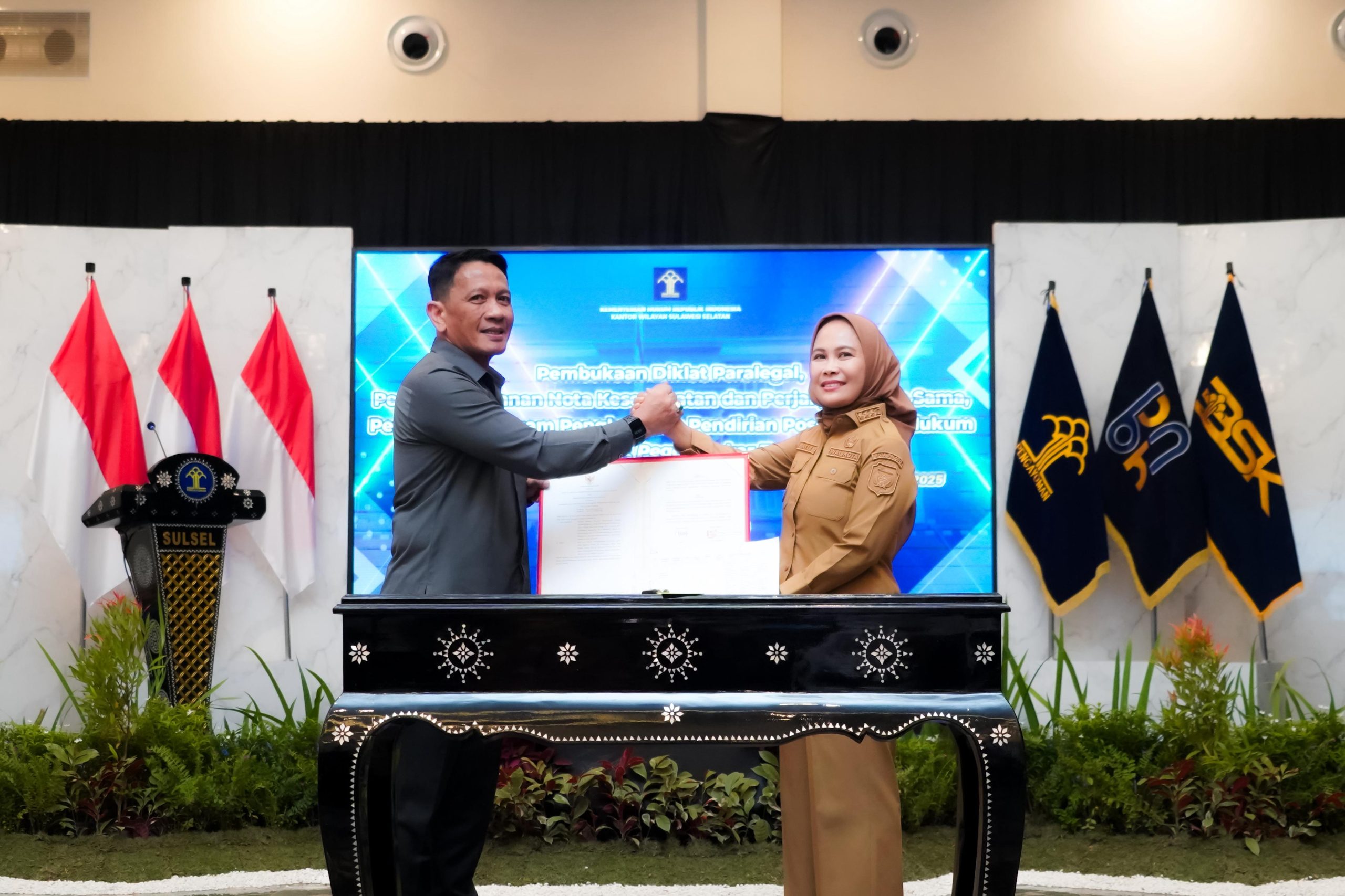 Naili Trisal Terima Penghargaan atas Dukungan Pos Bantuan Hukum Kelurahan