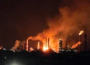 Kilang Dumai Pertamina Terbakar, Api Membubung Tinggi ke Udara Kilang Dumai Pertamina Terbakar, Api Membubung Tinggi ke Udara