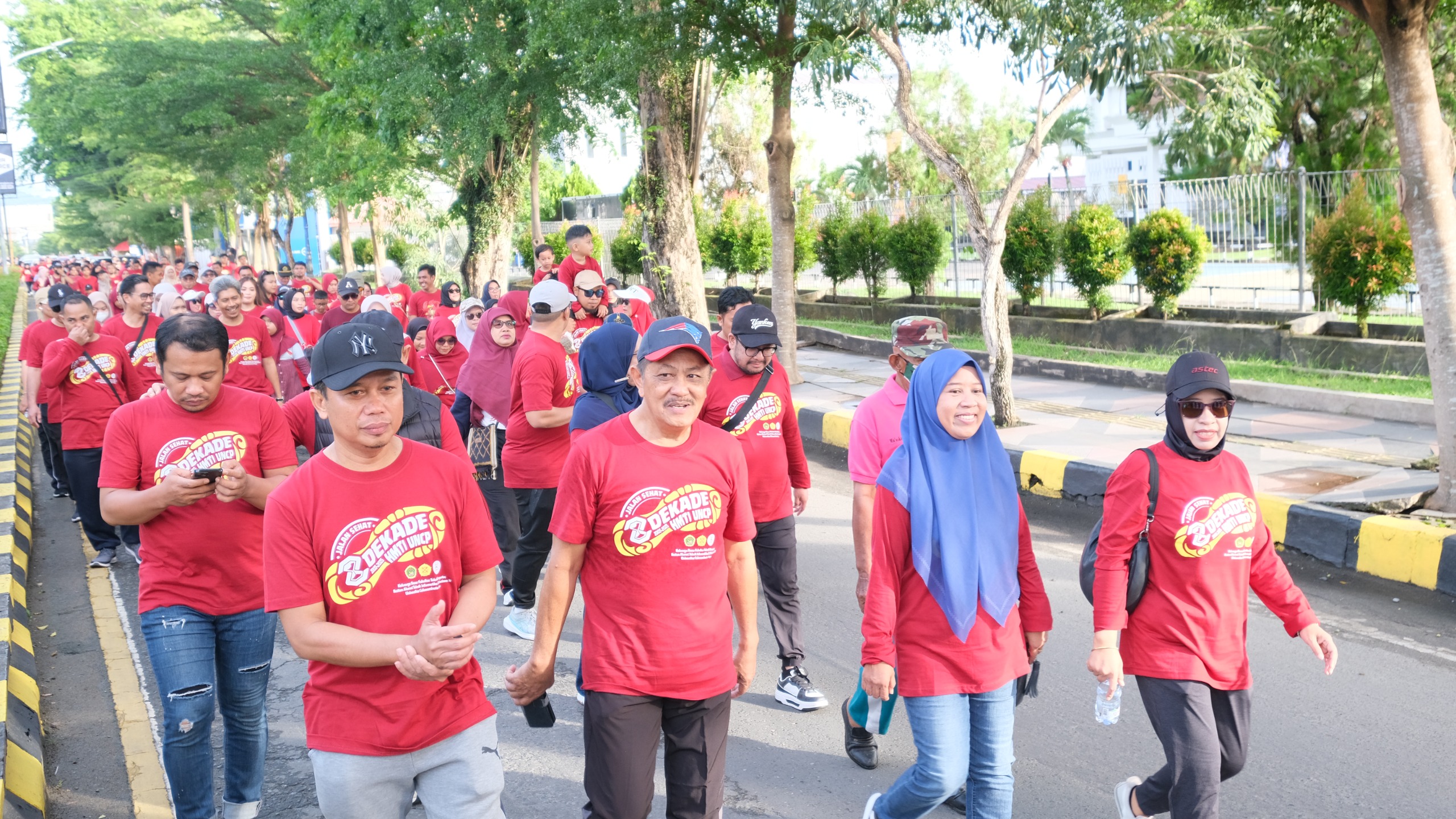 Wakili Wali Kota, Ilham Hamid Lepas Peserta Jalan Sehat Dua Dekade HMTI UNCP