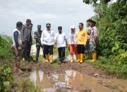 Lumpur, Licin, dan Terjal Tak Halangi Munafri Tinjau Warga di Romang Tangayya