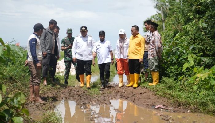 Lumpur, Licin, dan Terjal Tak Halangi Munafri Tinjau Warga di Romang Tangayya