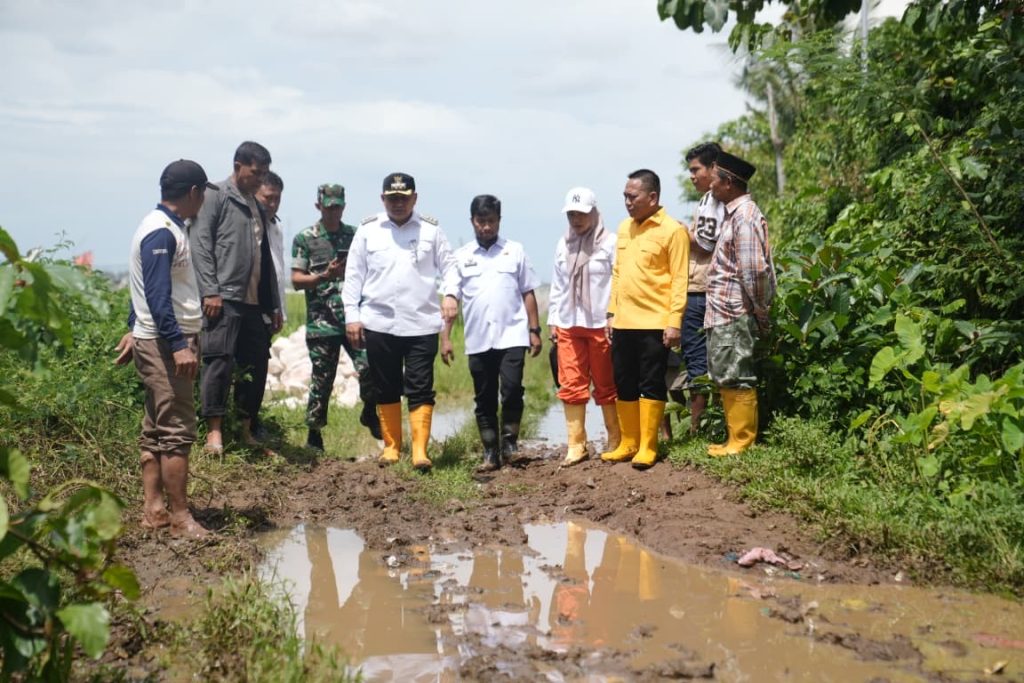 Lumpur, Licin, dan Terjal Tak Halangi Munafri Tinjau Warga di Romang Tangayya