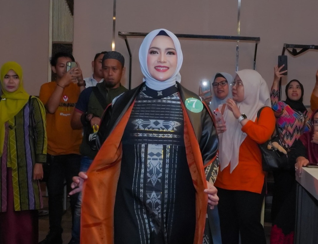 Nilasari Dhevy Bijak Pamerkan Gaun Bermotif Luwu di UMKM FI3STA 2025