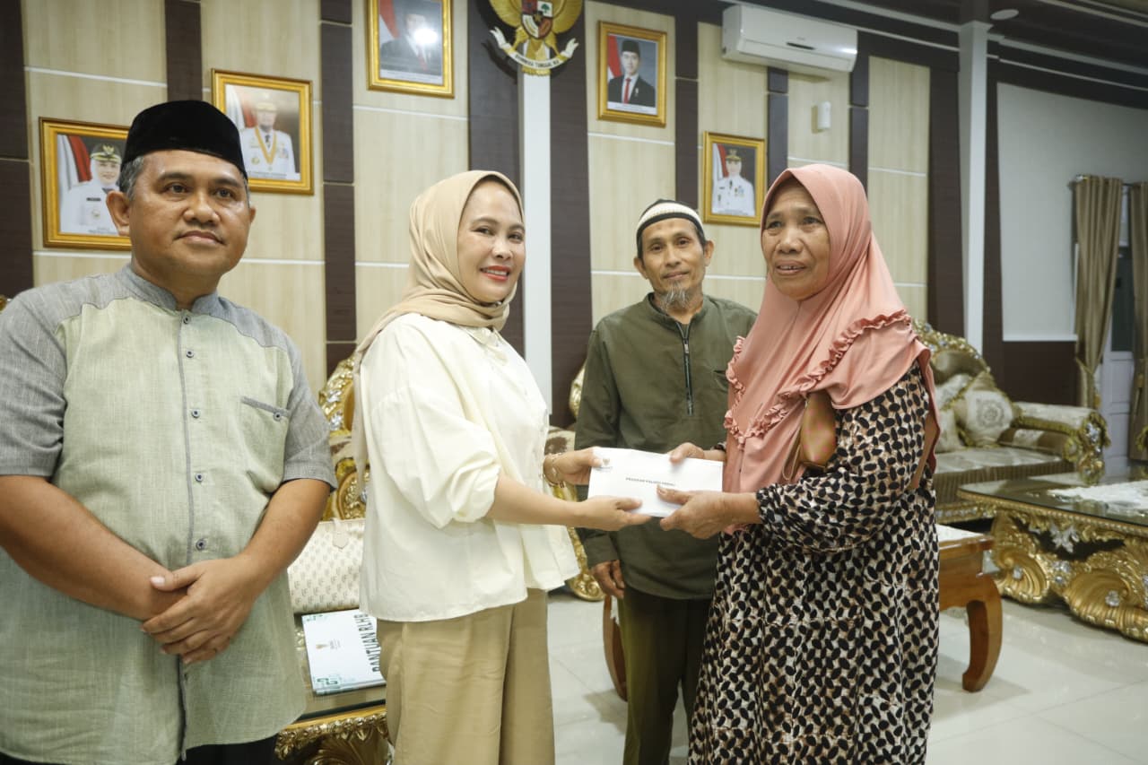 Wali Kota Palopo Serahkan Bantuan BAZNAS untuk Warga Kurang Mampu