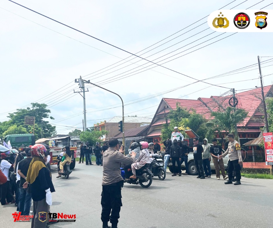 Amankan Demo Tuntutan Pesangon, Polwan Polres Luwu Tunjukkan Aksi Simpatik