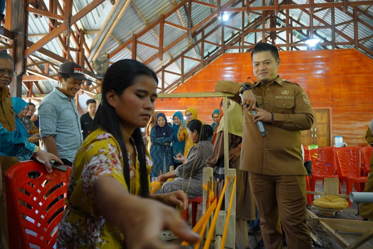 Luwu Dorong Regenerasi Penenun Lewat Pelatihan UMKM di Walenrang