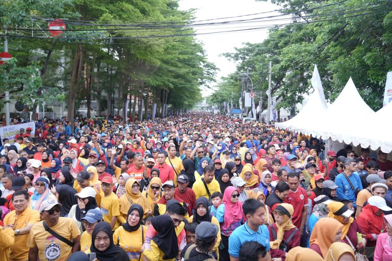Semarak HUT Makassar ke-418, Jalan Sehat Warnai Pantai Losari