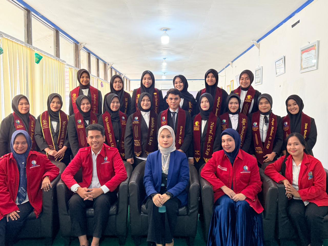 Momen Kebahagiaan Peserta Yudisium STIKES Datu Kamanre Tahun 2025