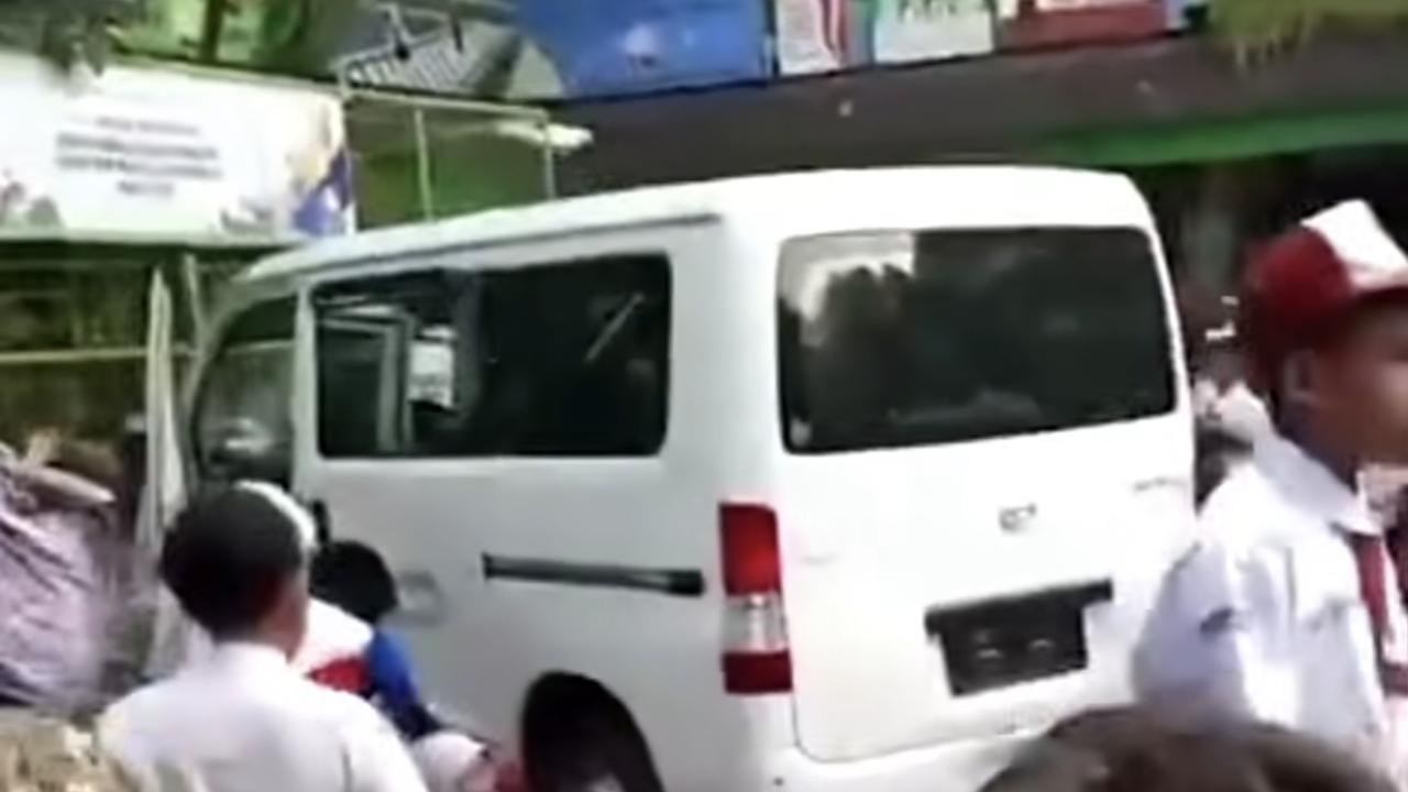Diduga Salah Injak Pedal, Mobil MBG Tabrak Barisan Siswa di Halaman Sekolah