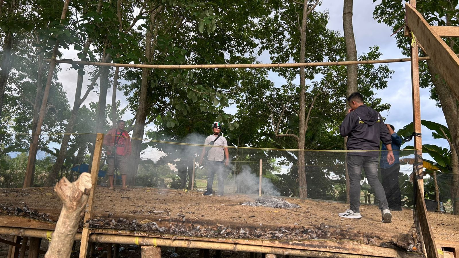 Respons Cepat Laporan 110, Tim Resmob Luwu Bakar Gelanggang Sabung Ayam