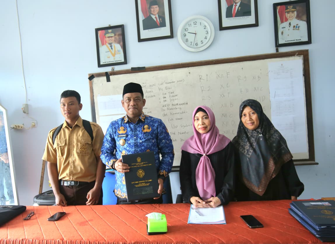 Momen Hangat Bupati Luwu Ambil Rapor Putranya, Reza Pahlevi
