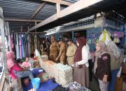 Pantau Harga Bahan Pokok, Bupati Luwu Minta Pedagang Bermitra dengan Bulog