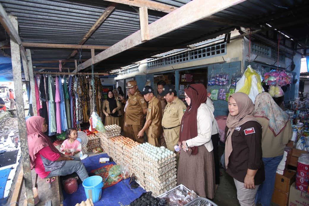 Pantau Harga Bahan Pokok, Bupati Luwu Minta Pedagang Bermitra dengan Bulog