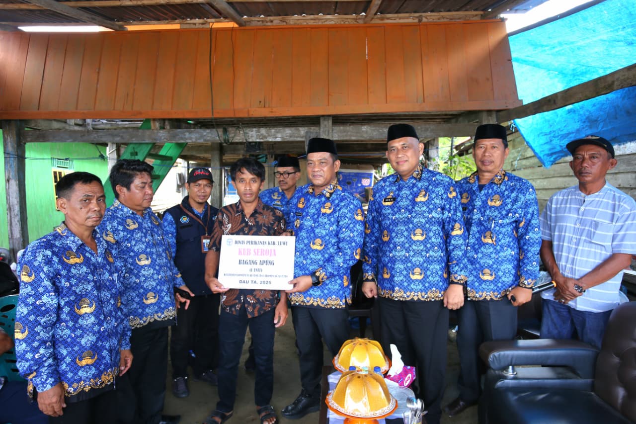 Bupati Patahudding Serahkan Bagang Apung untuk KUB Seroja