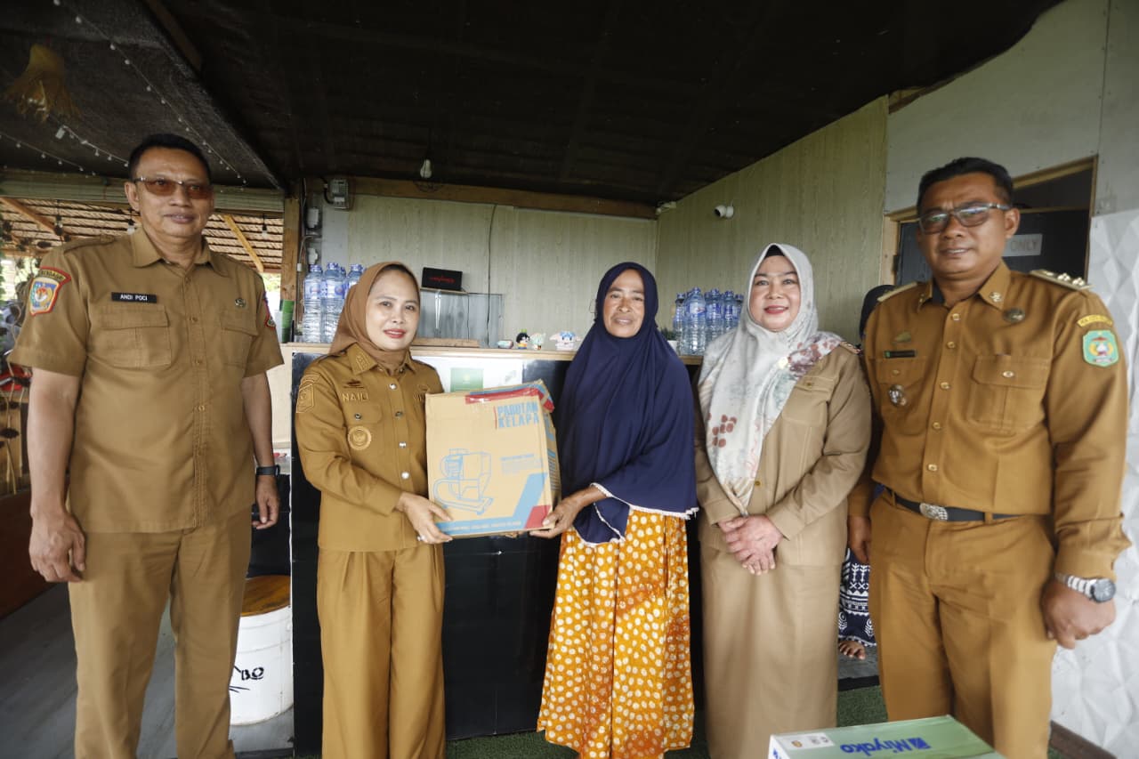 Naili Trisal Serahkan Bantuan Alat Usaha untuk UKM di Mungkajang