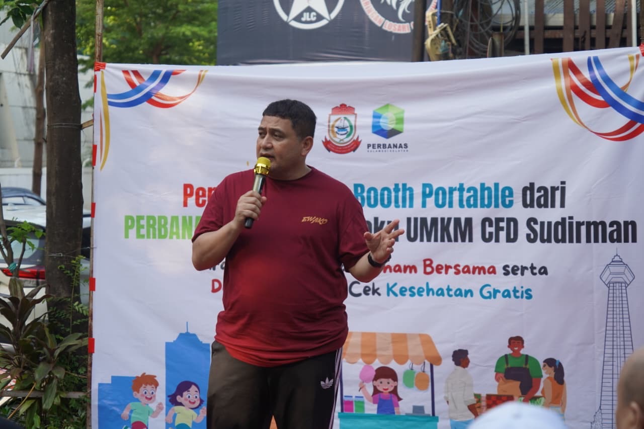 Munafri Arifuddin Serahkan Bantuan Booth Portable PERBANAS untuk UMKM CFD Sudirman