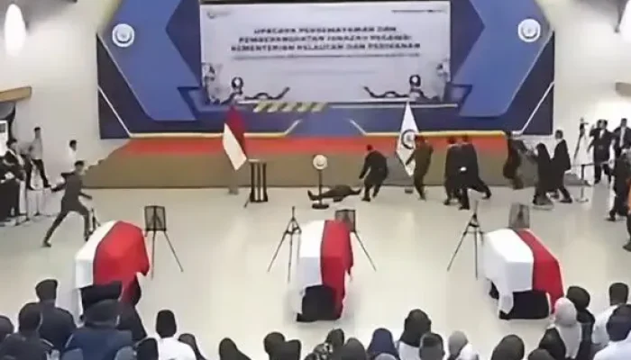 Menteri Trenggono Pingsan Saat Pimpin Upacara Pelepasan Jenazah Korban Pesawat ATR
