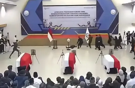 Menteri Trenggono Pingsan Saat Pimpin Upacara Pelepasan Jenazah Korban Pesawat ATR