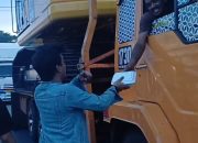 Aksi Humanis di Tengah Blokade, Mahasiswa dan Warga Luwu Bagi Nasi ke Sopir Truk