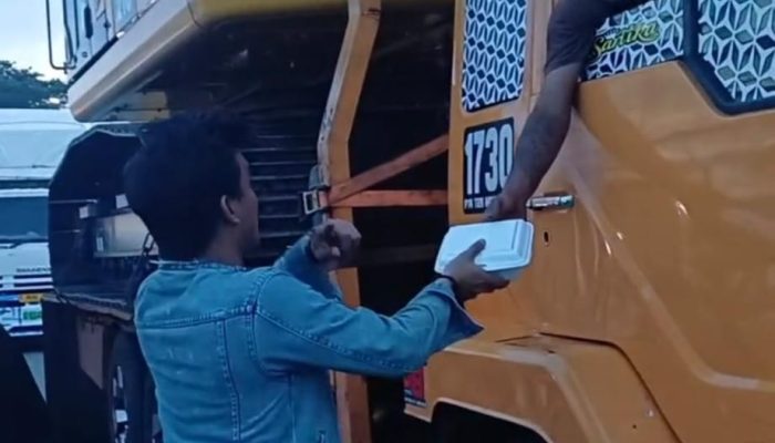 Aksi Humanis di Tengah Blokade, Mahasiswa dan Warga Luwu Bagi Nasi ke Sopir Truk