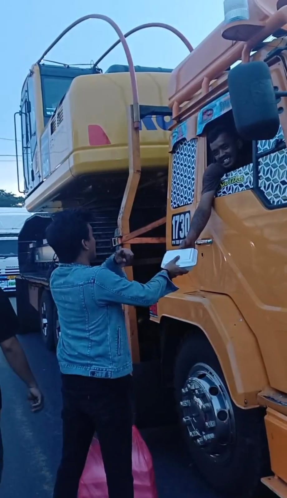 Aksi Humanis di Tengah Blokade, Mahasiswa dan Warga Luwu Bagi Nasi ke Sopir Truk