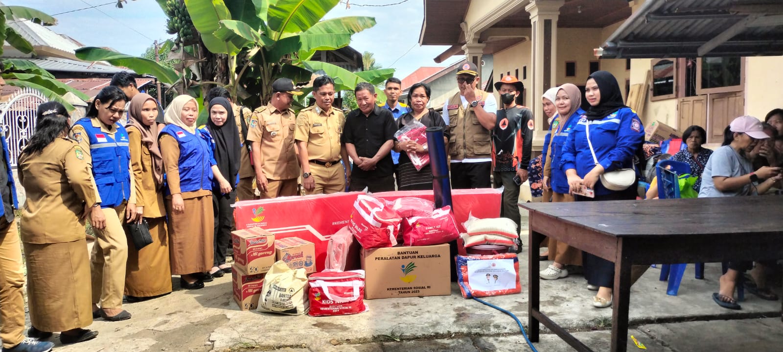 Pj Sekda Palopo Serahkan Bantuan Korban Kebakaran di Jalan Y. Tando