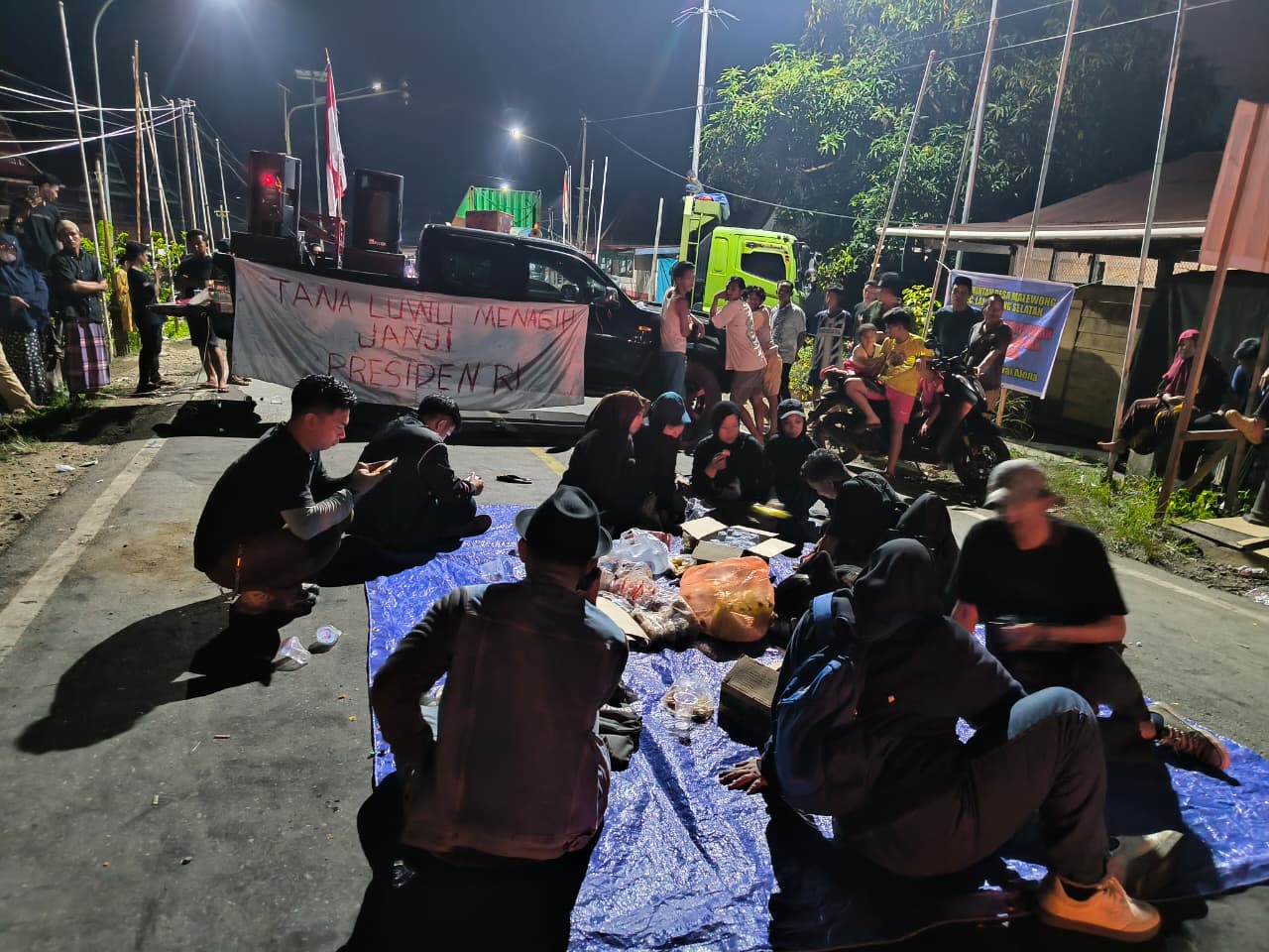 Aksi Tuntut DOB Luwu Raya, Dari Blokade Jalan hingga Makan Bersama Warga