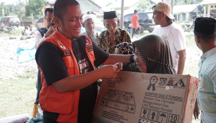 Irwan Bachri Syam Pimpin Distribusi Bantuan Logistik di Tiga Desa Aceh