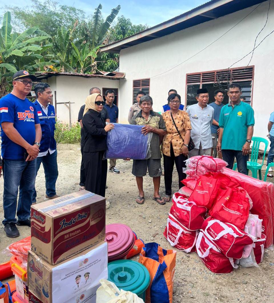 Wali Kota Palopo Tinjau Lokasi Kebakaran, Serahkan Bantuan untuk 25 Korban