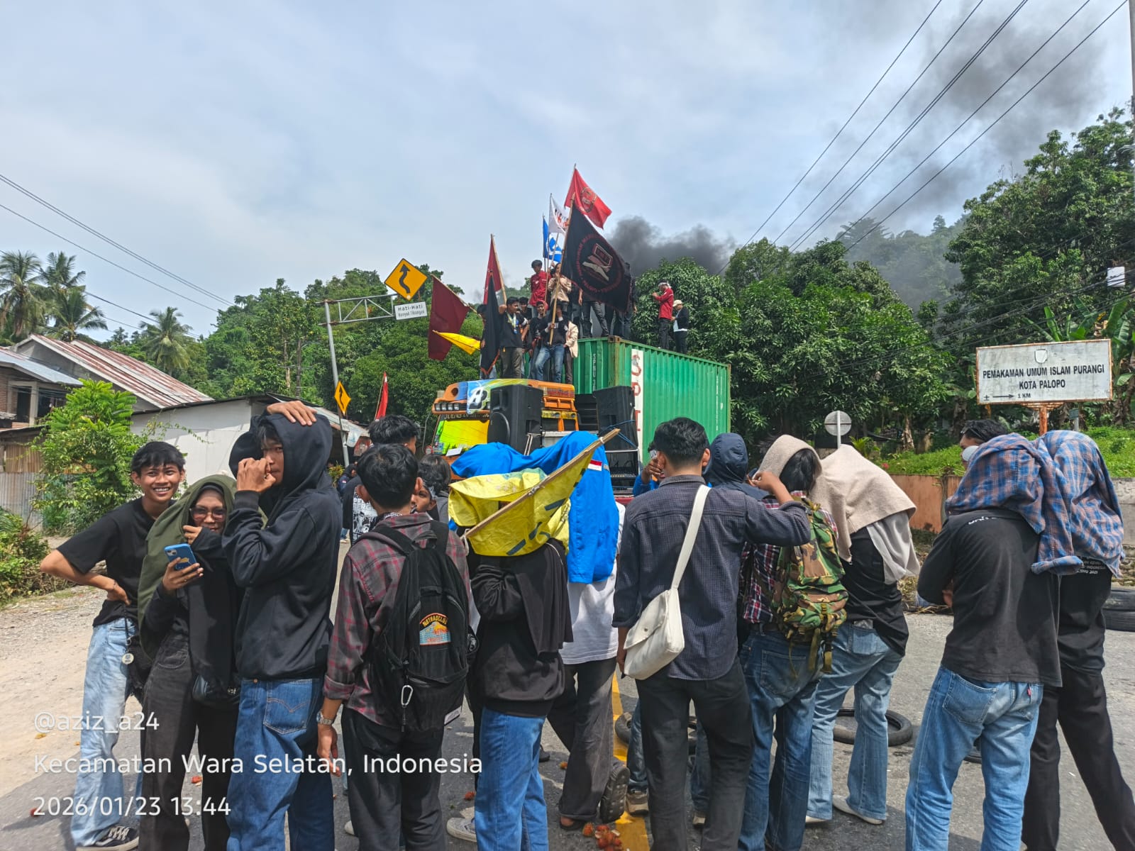Massa Aliansi Wija To Luwu Blokade Jalan, Trans Sulawesi Macet Total