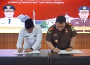 Pemkab dan Kejari Luwu Teken MoU Bidang Perdata dan Tata Usaha Negara Pemkab dan Kejari Luwu Teken MoU Bidang Perdata dan Tata Usaha Negara