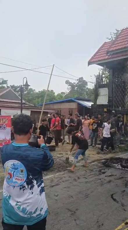 Akses Wajo-Luwu Lumpuh, Massa Cor Jalan Tuntut Provinsi Luwu Raya