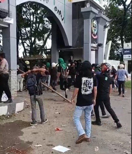 Unjuk Rasa Tuntut Pemekaran Provinsi Luwu Raya di Kantor Gubernur Sulsel Berakhir Ricuh