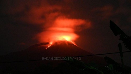 Waspada! Gunung Ile Lewotolok Muntahkan Lava Pijar Sejauh 100 Meter