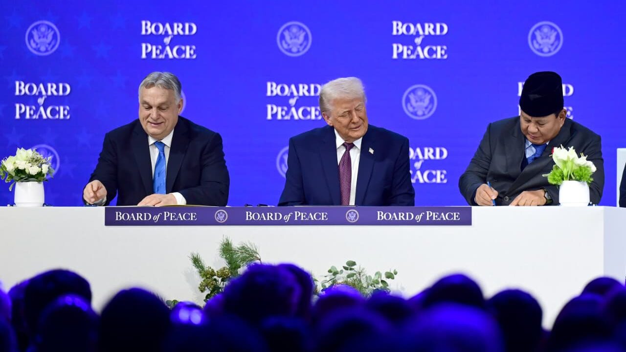 Ditepuk Trump dan Disebut “Pria Tangguh”, Prabowo Resmi Bawa RI Masuk Dewan Perdamaian