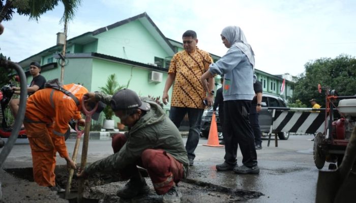 Korbankan Hari Libur, Wali Kota Makassar Cek Perbaikan Jalan Akses Pasar Lelong