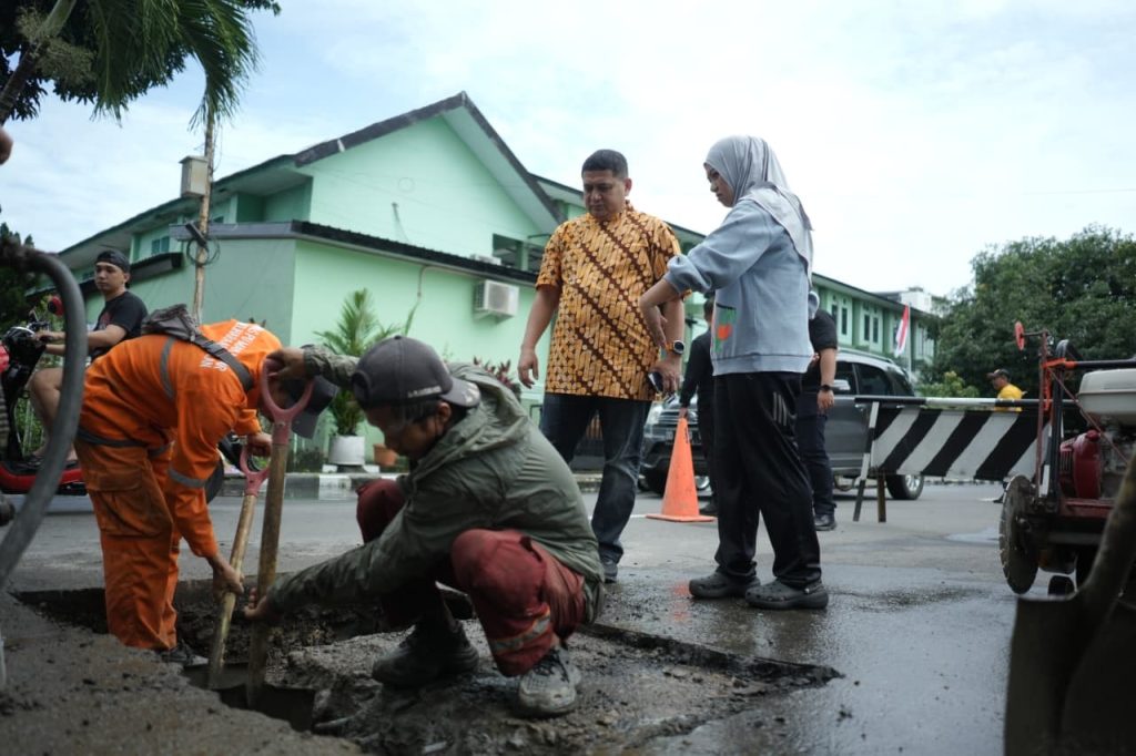 Korbankan Hari Libur, Wali Kota Makassar Cek Perbaikan Jalan Akses Pasar Lelong