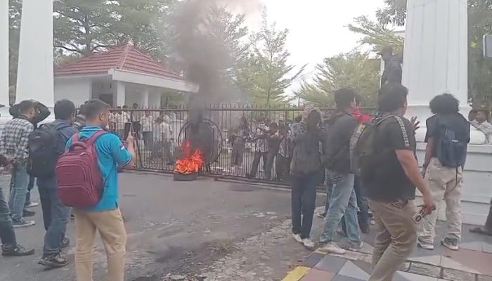 Demo Mahasiswa di Palopo Ricuh, Massa Paksa Masuk Kantor Wali Kota