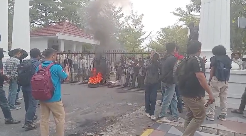 Demo Mahasiswa di Palopo Ricuh, Massa Paksa Masuk Kantor Wali Kota