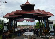 Perbatasan Luwu-Wajo Lumpuh Total, Keranda “Gubernur” Diletakkan di Tengah Jalan Perbatasan Luwu-Wajo Lumpuh Total, Keranda “Gubernur” Diletakkan di Tengah Jalan
